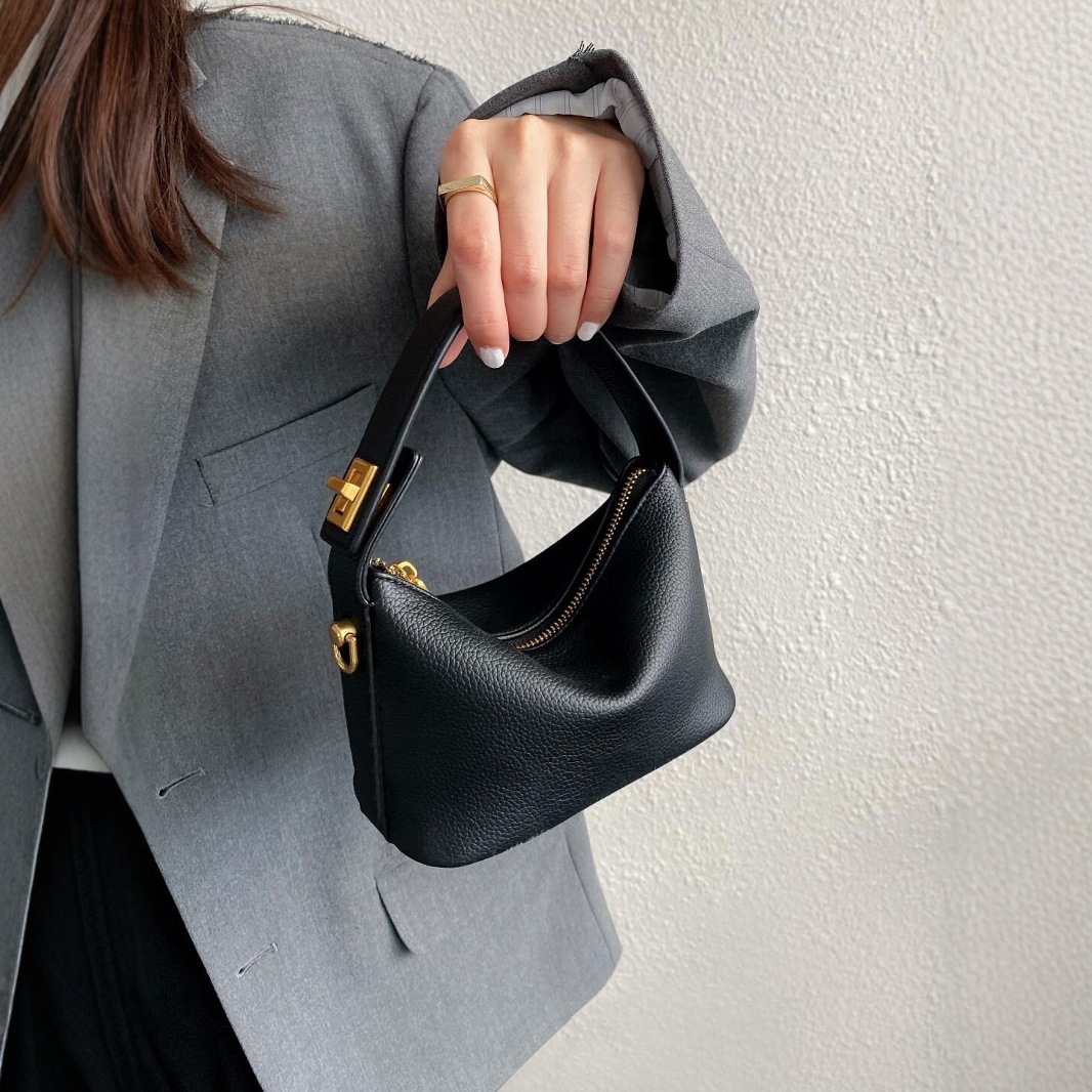New women's niche design lunch box simple handbag small square bag retro texture cloud bag solid color versatile commuting bag casual shoulder cr