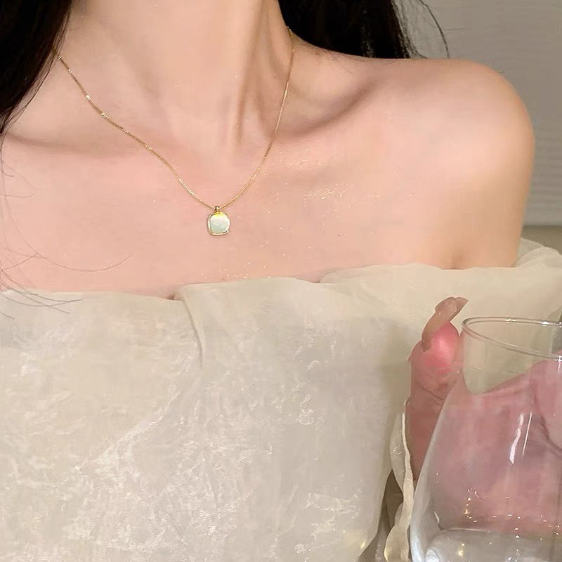 Simple temperament gold bean necklace womens new collarbone chain light luxury high-end neck chain accessory 241021