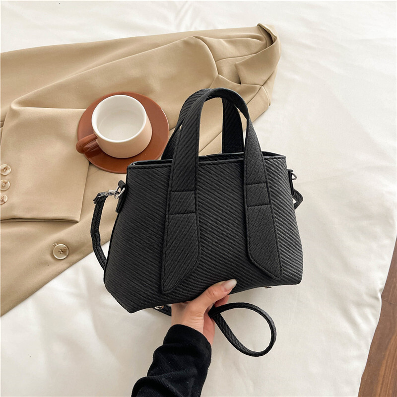 Ladies' New Free Delivery Designer Bag Handbag 2025 Spring New Luxury Bag Trend Large Capacity Women's Fashionable Striped Patchwork Tote Ba