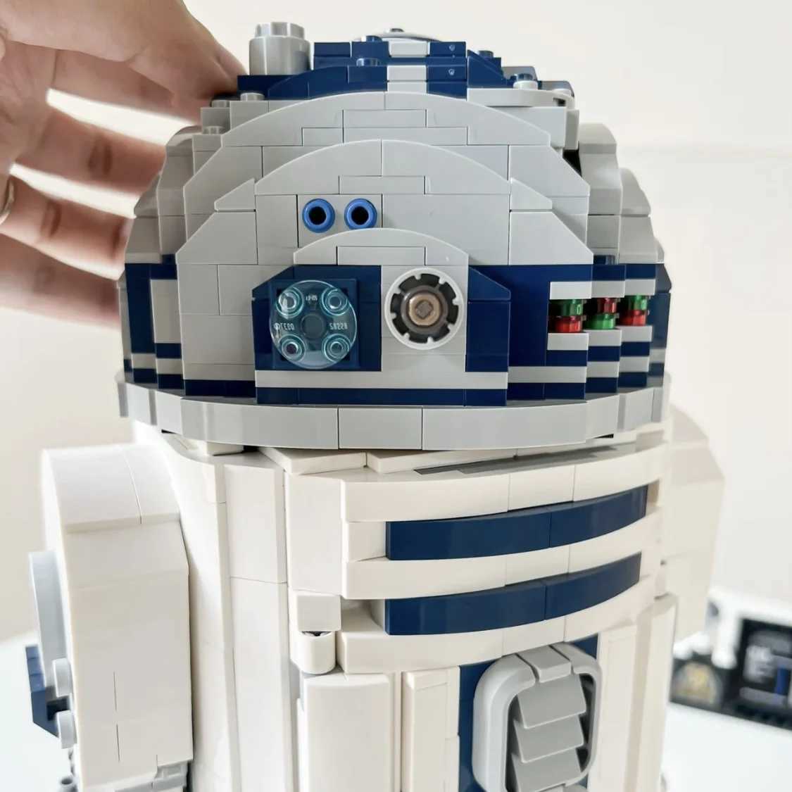 Free shipping 2314Pcs Space Building Blocks B R2 Robot R2D2 Figures Model Childrens Toy Kid Boy Birthday Christmas Gifts