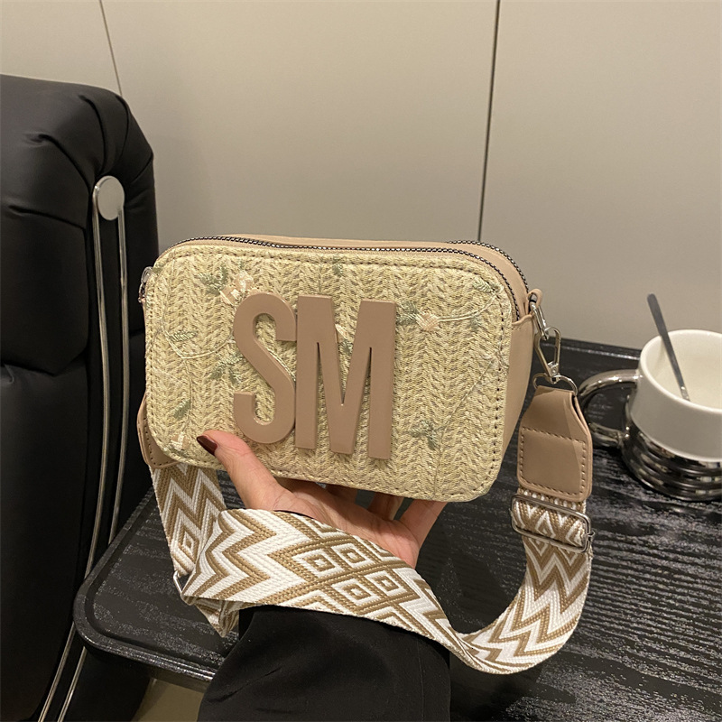 Texture Camera Women's Spring And Summer New Free Delivery Designer Bag Grass Woven Luxury Bag Fashionable Bag 2025 New Wide Shoulder Strap Cross