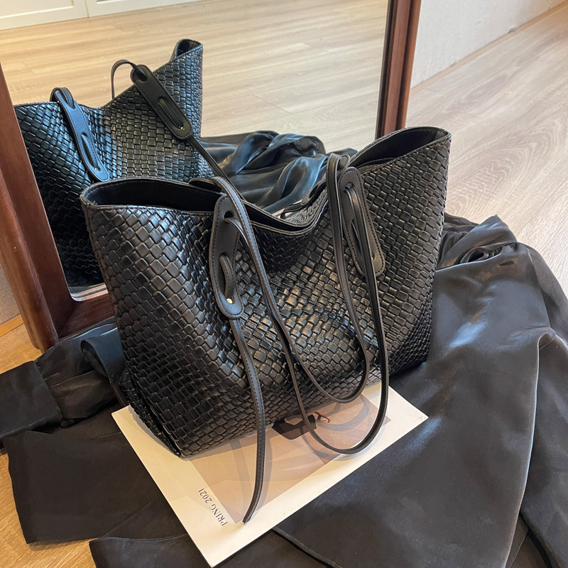 New designer bag high-end retro multifunctional large capacity women's woven armpit handbag 2025 commuting new handheld shoulder bag