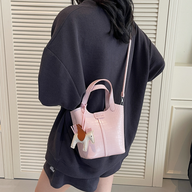 Crocodile Pattern Fashion Handheld Small Bucket for Women 2025 New Style Super Popular Versatile Large Capacity Single Shoulder Crossbody Bag