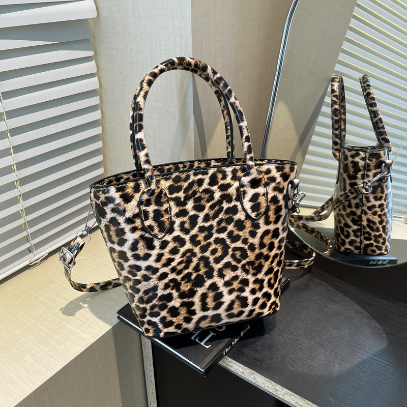 Crossbody Women's Leopard Luxury Bag Print Single Shoulder 2025 New Trendy Summer New Free Delivery Designer Bag Casual Fashionable Small Bag Jap