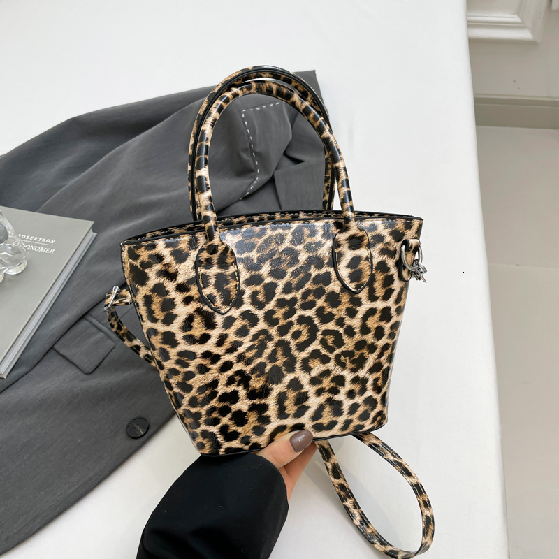 Crossbody Women's Leopard Luxury Bag Print Single Shoulder 2025 New Trendy Summer New Free Delivery Designer Bag Casual Fashionable Small Bag Jap