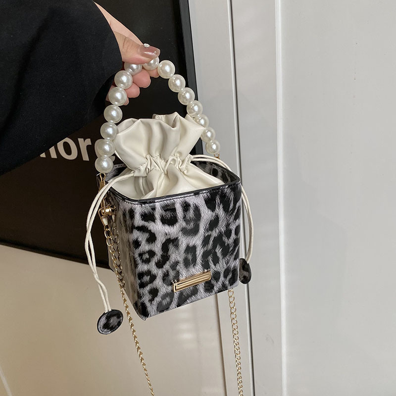 Free Delivery Designer Bag Internet Celebrity Mini Fashion Pearl Hand 2025 High End And Stylish Single Shoulder Crossbody Chain Small Square For Women