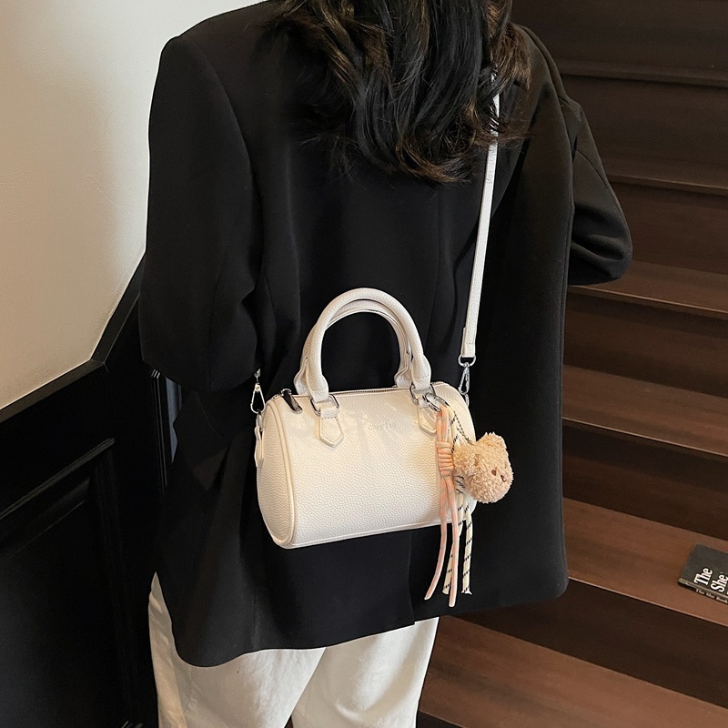 Small niche design, hand-held pillow bag, women's 2025 new style, fashionable and high-end, versatile single shoulder crossbody bag