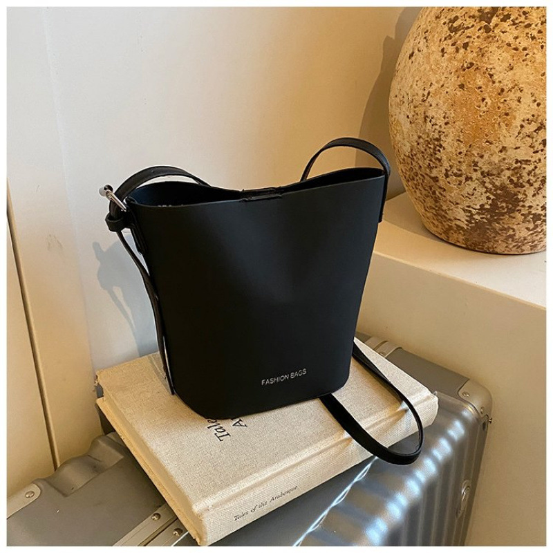 High Quality Brand High-quality New Model Free Delivery Designer Bag PU2025 Spring Stitching Niche Shoulder Bag