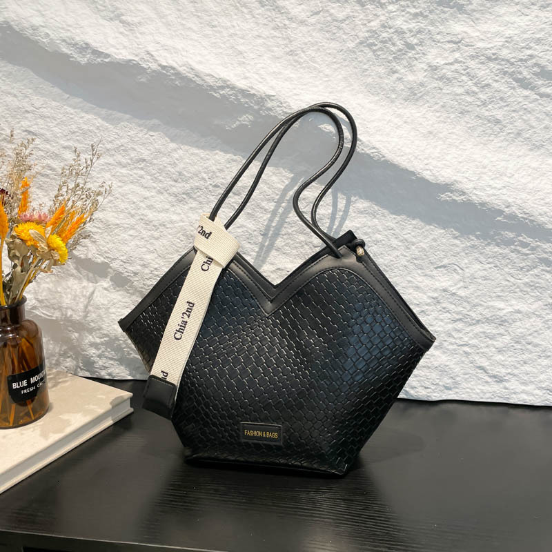 2025 Spring New Free Delivery Designer Bag Trendy Shoulder Bag With High Quality Large Luxury Bag Capacity Versatile For Women New Small And Unique To
