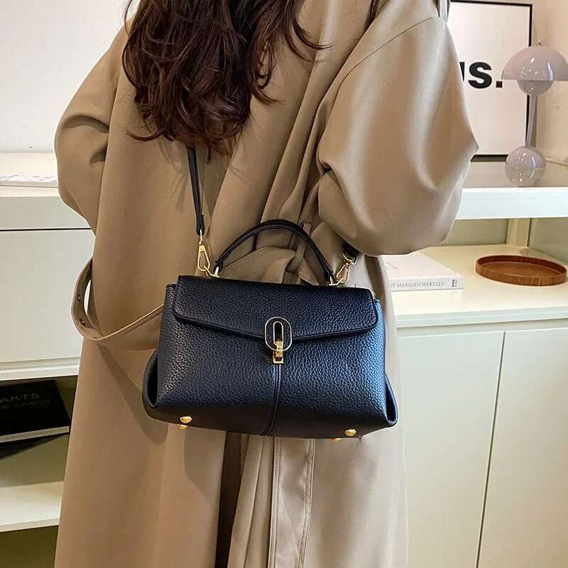 2025 Women's Light Fashionable Versatile Handbag A High - End Messenger Bag With Ample Capacity And Chic Design