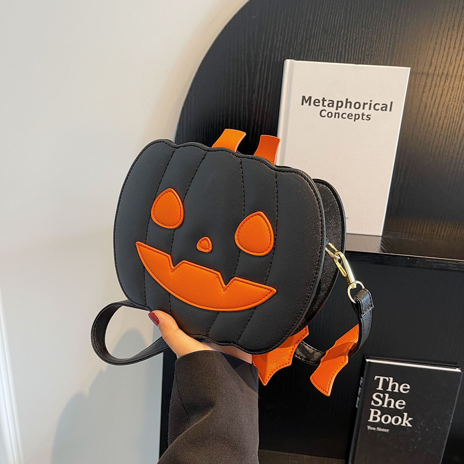 High Quality New Free Designer Bag For Halloween Fun Pumpkin 2025 Fashion Personality Creative Fashion Single Shoulder Women's Cartoon Crossbody 