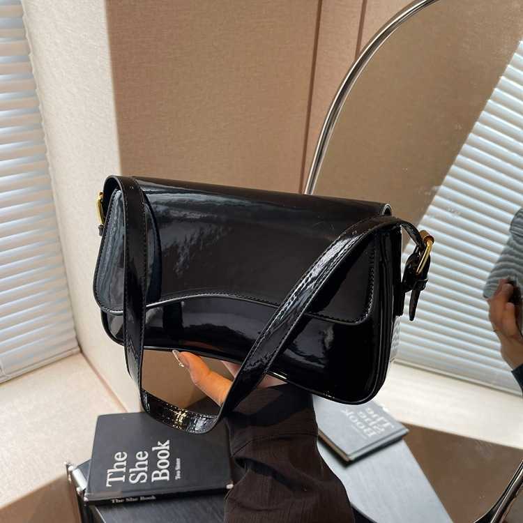High quality new flip cover magnetic buckle shoulder bag for work and commuting Fashion and simple womens bag armpit bag diagonal cross handbag