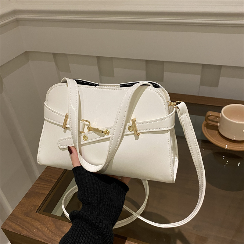 New Shoulder Bag For Spring And Summer Niche Temperament Women's Shell New Free Delivery Designer Bag Bag Luxury Bag Fashionable Simple Crossbody