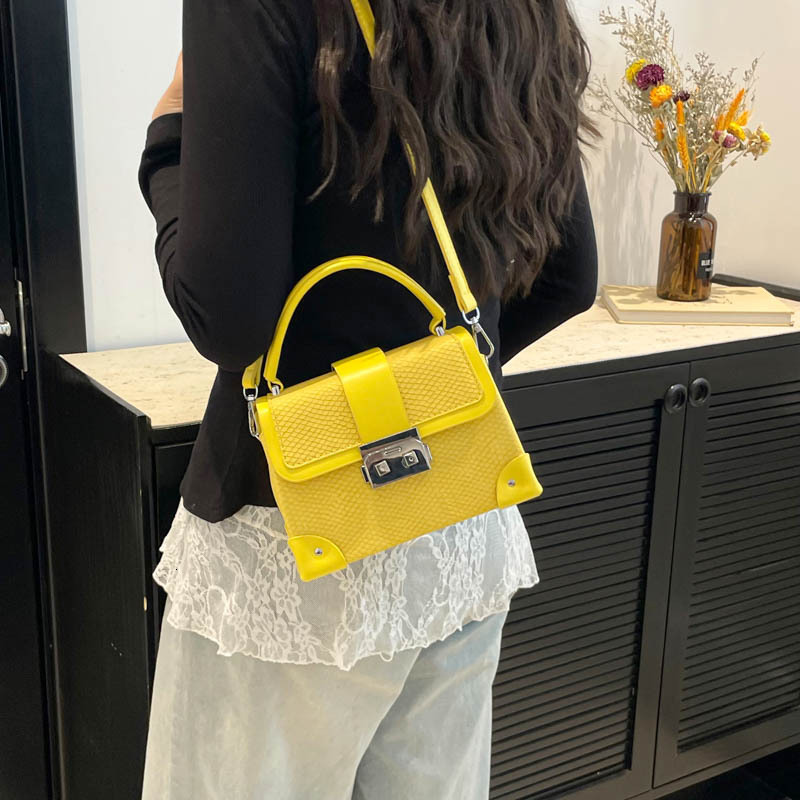Fashionable and stylish high-end handbag for women 2025 new trend versatile simple commuting shoulder crossbody bag