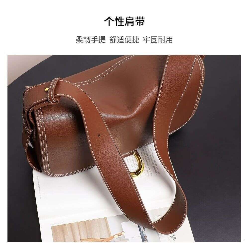 Large capacity niche design versatile single shoulder women 2025 new style for girls in class fashionable crossbody commuting bag