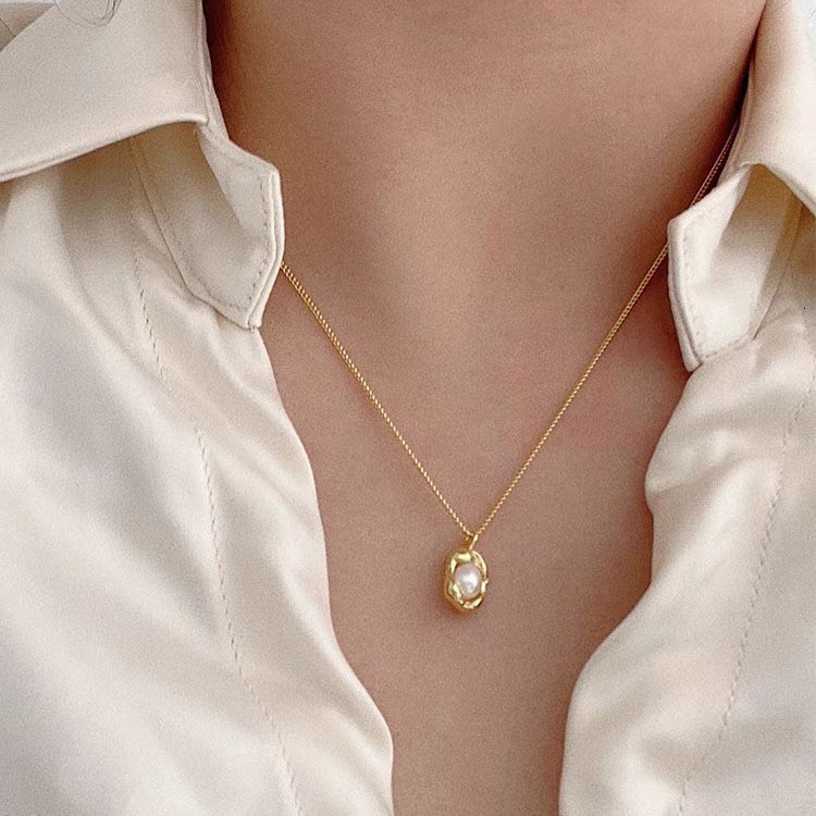 Simple temperament gold bean necklace womens new collarbone chain light luxury high-end neck chain accessory 241021