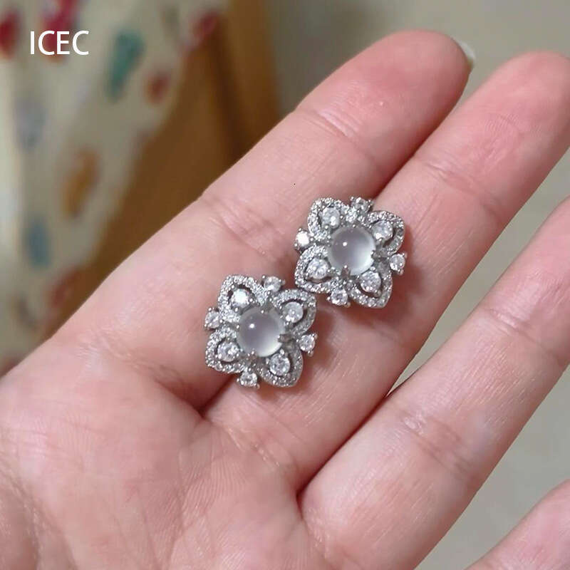 Sparkling micro inlaid four leaf clover with a refreshing cool feeling, super stylish versatile, exquisite and high-end, atmospheric earrings
