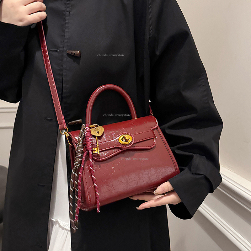 Free Shipping Designer Bag, New Korean Style Fashionable Women's Hand-held Kelly Bag, Metal Buckle Shoulder Bag, Popular Online High-end Makeup C