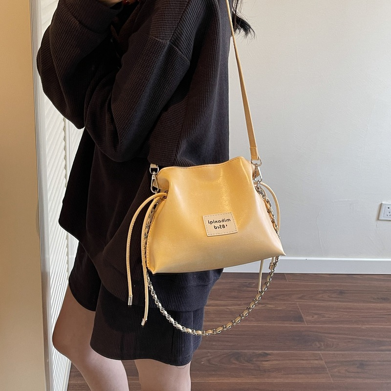 2025 new summer fashion niche design versatile bucket bag, women's high-end sense, solid color and western-style single shoulder crossbody bag