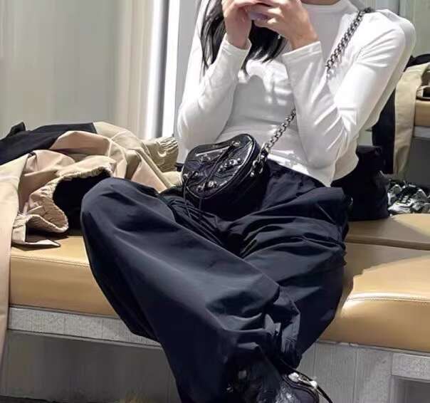 Super popular internet celebrity with the same style B home dark willow nail heart shaped motorcycle rivet design peach crossbody bag women s