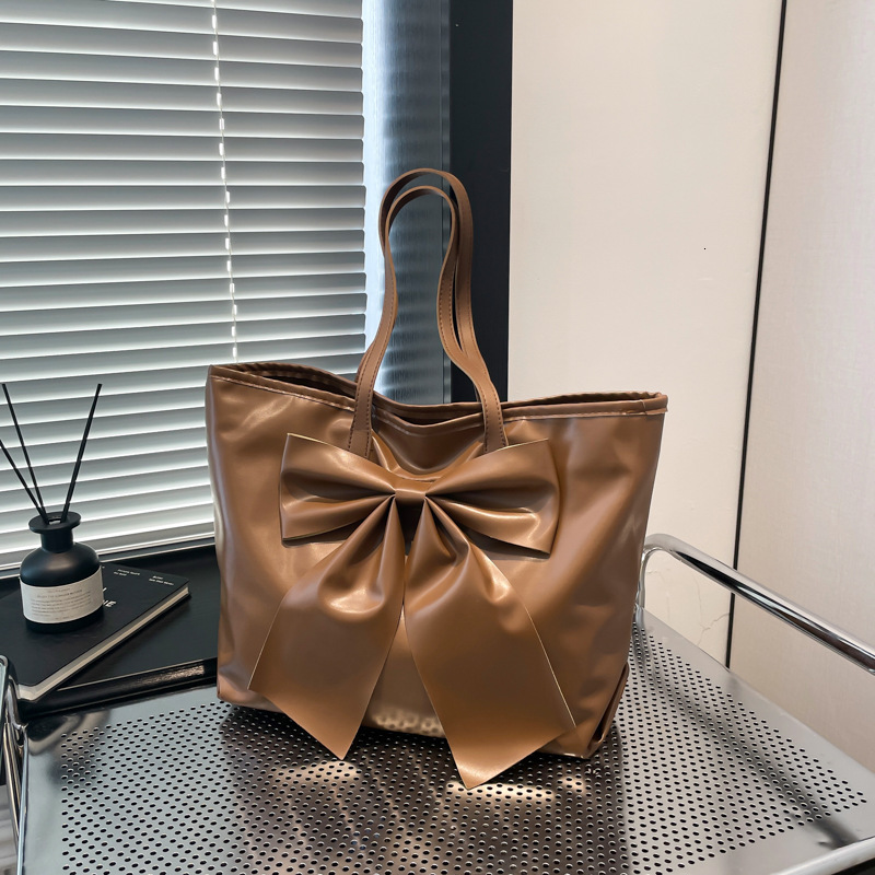 Bow Shaped Large Capacity Tote Luxury Bag New Free Delivery Designer Bag Bag For Women New Niche Highend Soft Face Commuting Handbag Shoulder Bag Crea