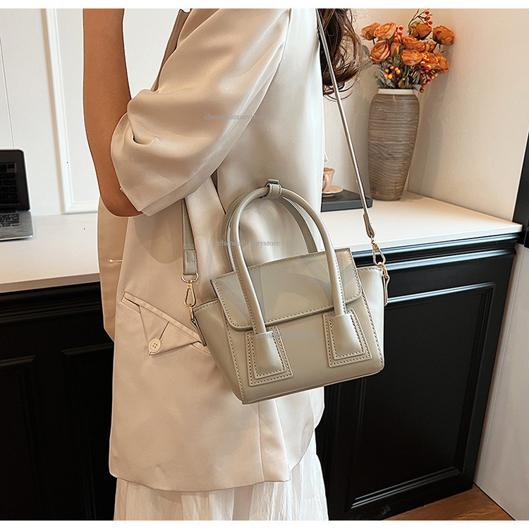 2025 Women's Simple Shoulder Bag Free Shipping Fashionable High Texture Designer Handbag Handheld Bucket Bag Underarm Crossbody Bag Workplace Lux