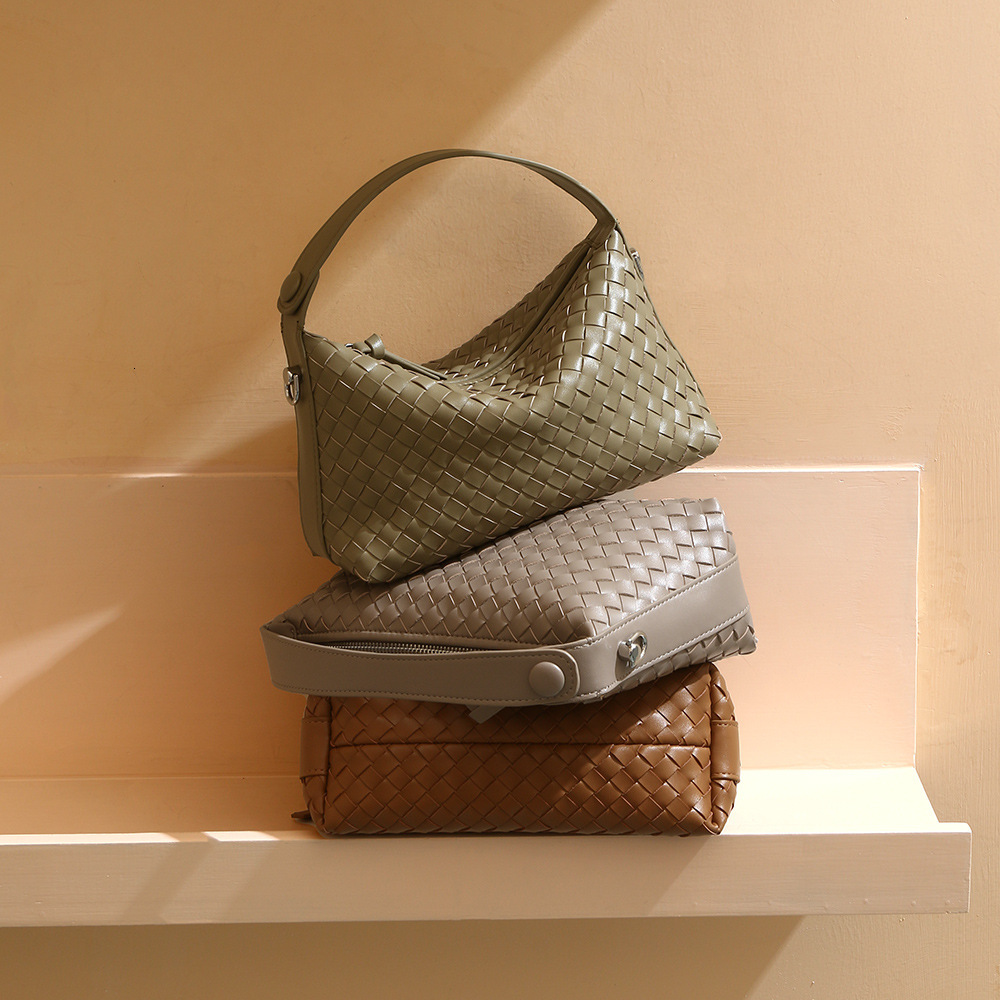 New minimalist women's commuting single shoulder large capacity hand-held woven bag solid color designer dumpling bag diamond grid woven bag vers