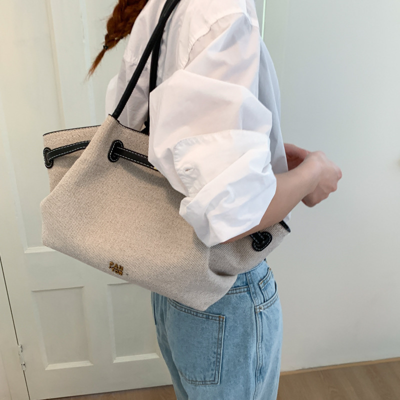 High end pleated hand-held vegetable basket for women 2025 new versatile color blocking large capacity single shoulder armpit bag