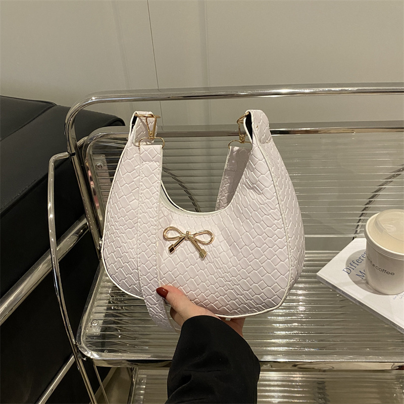 Sweet Girl Heart 2025 Knitted Pattern New Style Simple Luxury Bag And Fashionable Bow Armband New Free Delivery Designer Bag Shoulder Bag With Advance