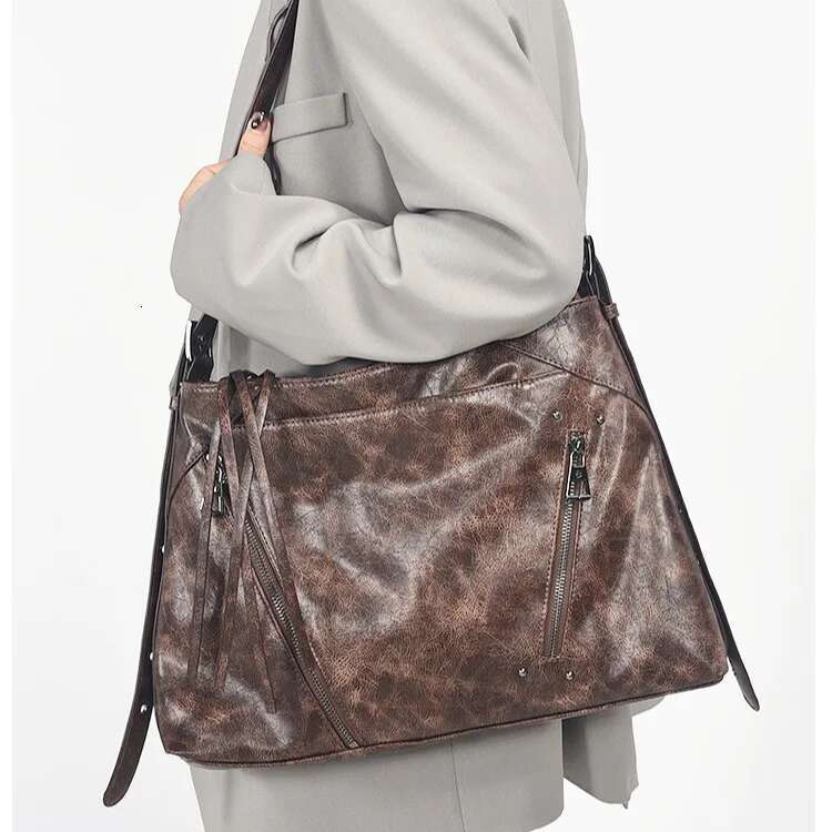 European/American Oil Wax Leather Square Large Capacity Shoulder Light Fashion High-End Feeling Crossbody Bag