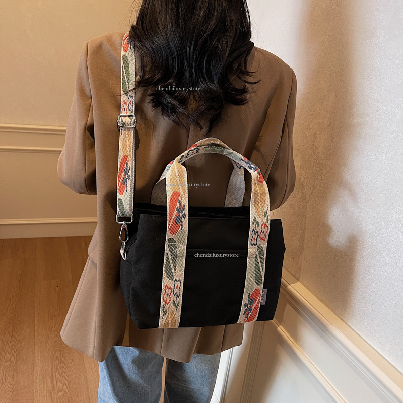Designer Bag Canvas Hand-held Women's Bag 2025 New Fashion Casual Large Capacity Sturdy Zipper Shoulder Bag Small Fresh College Student Crossbody