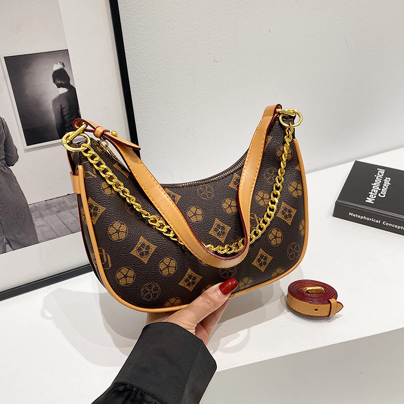 Free shipping 2025 new designer bag fashionable commuting tote bag premium texture printed single shoulder diagonal cross armpit bag