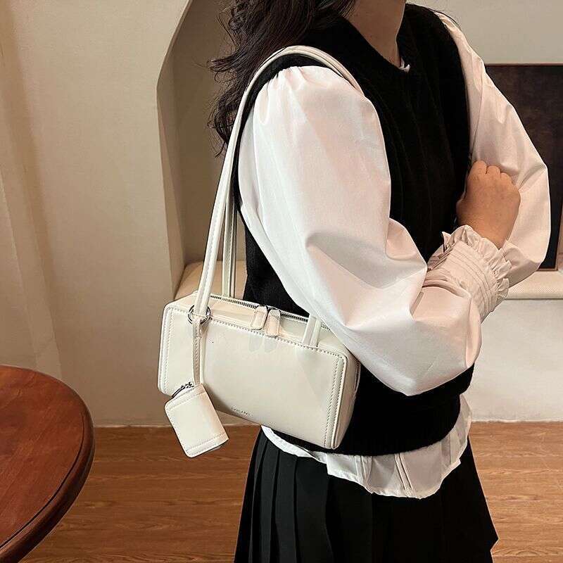 Small high-end Western style Underarm 2025 New Women's Simple and Versatile Single Shoulder Fashion Commuter Pillow Bag