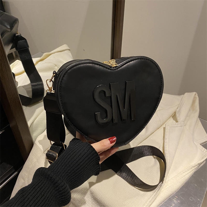 2025 Spring/summer New Fashionable Western Heart Shaped Simple Trendy New Free Delivery Designer Bag Shoulder Casual Sweet Personalized Luxury Bag Cro