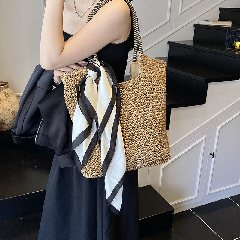 Casual Handheld Tote for Women 2025 New Large Capacity Handmade Grass Woven Beach Resort Shoulder Bag