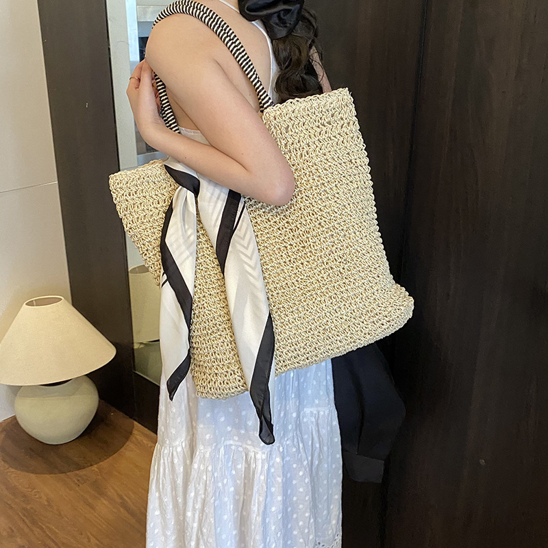 Casual Handheld Tote for Women 2025 New Large Capacity Handmade Grass Woven Beach Resort Shoulder Bag
