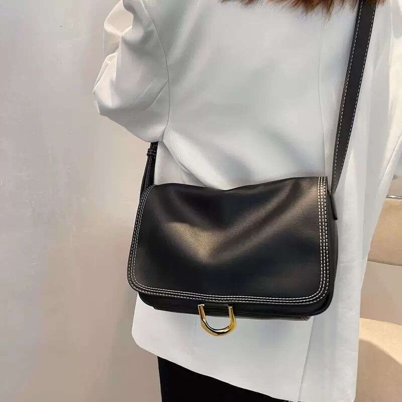 Large capacity niche design versatile single shoulder women 2025 new style for girls in class fashionable crossbody commuting bag