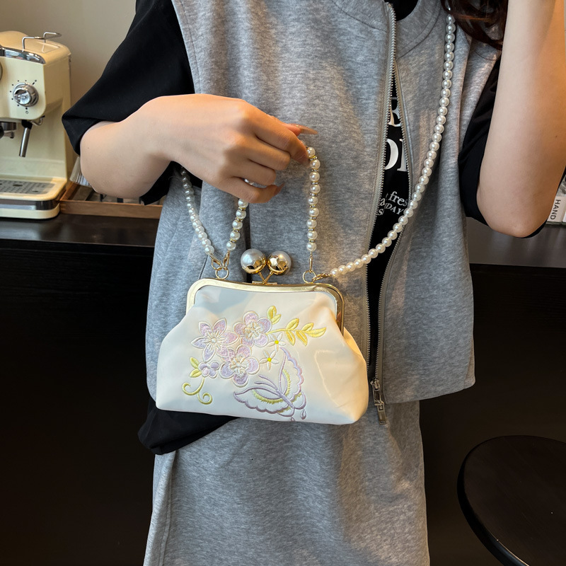 2025 New Embroidered Chinese Style Cheongsam Handbag with Female Niche Design Chain Beaded Single Shoulder Crossbody Bag
