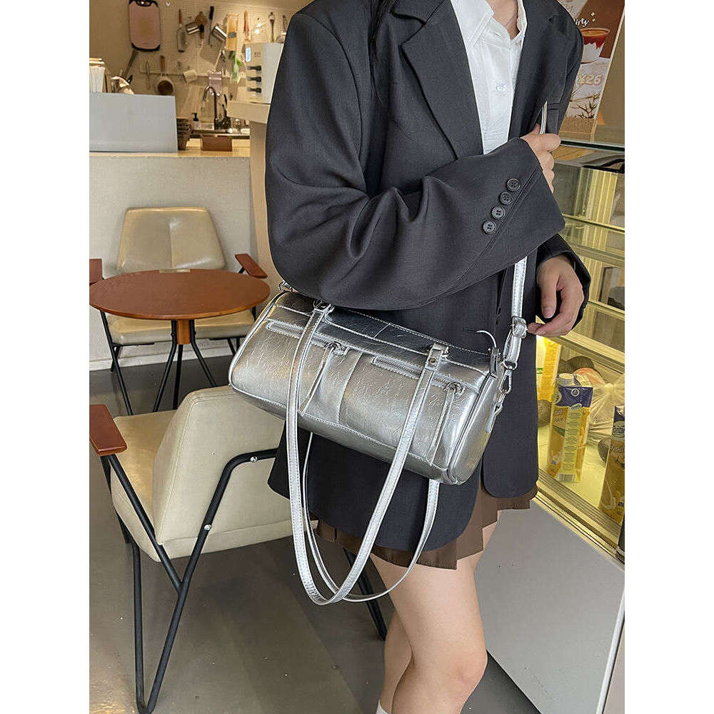 Niche French style underarm 2025 high-end fashion single shoulder trendy versatile large capacity simple outdoor bag