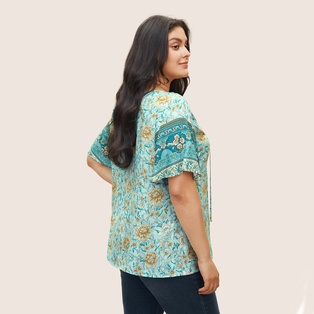 Large Size Womens Bohemian Floral T-shirt Design with a Niche Temperament Short Sleeved Top