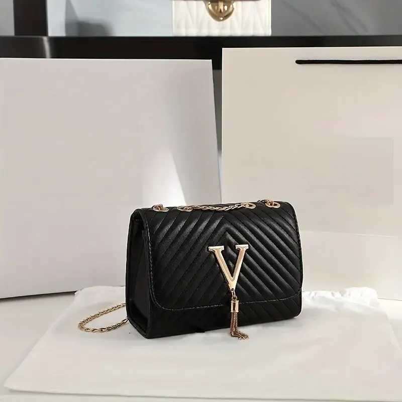 Fashion Chain Crossbody Bag Womens Quilted Shoulder Bag Luxury Tassel Decor Square Purse M250516
