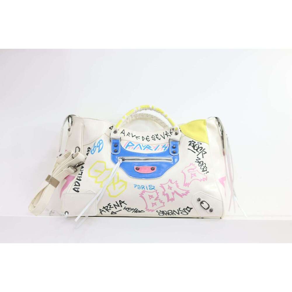 new graffiti with oversized shopping bag