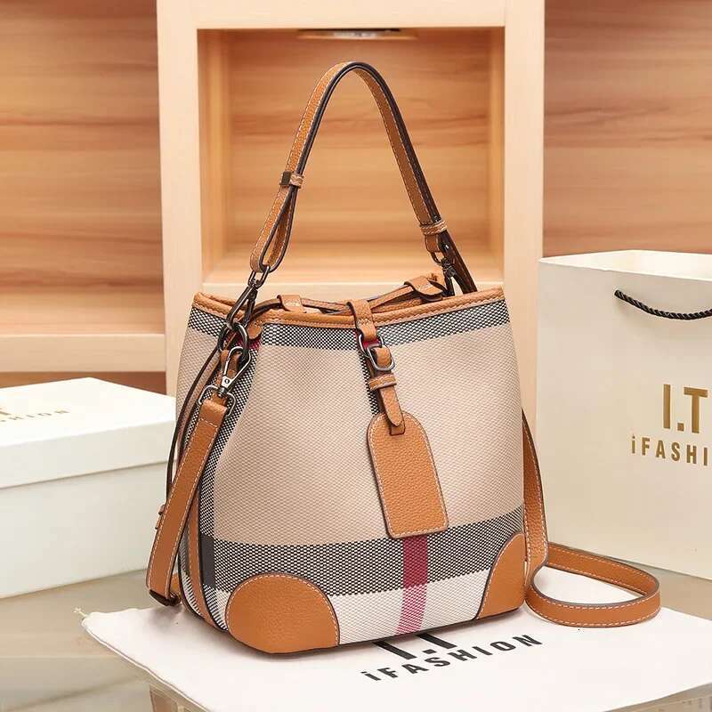High-end Feel Women's Bucket New Large Capacity Single Shoulder Slant Crossbody Bag Versatile Light Plaid Trendy