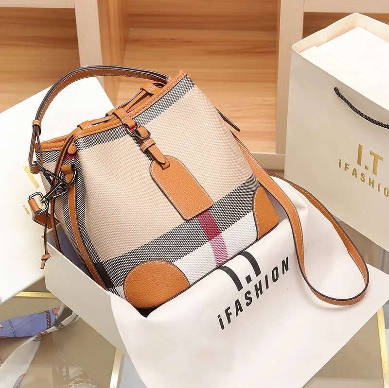 High-end Feel Women's Bucket New Large Capacity Single Shoulder Slant Crossbody Bag Versatile Light Plaid Trendy