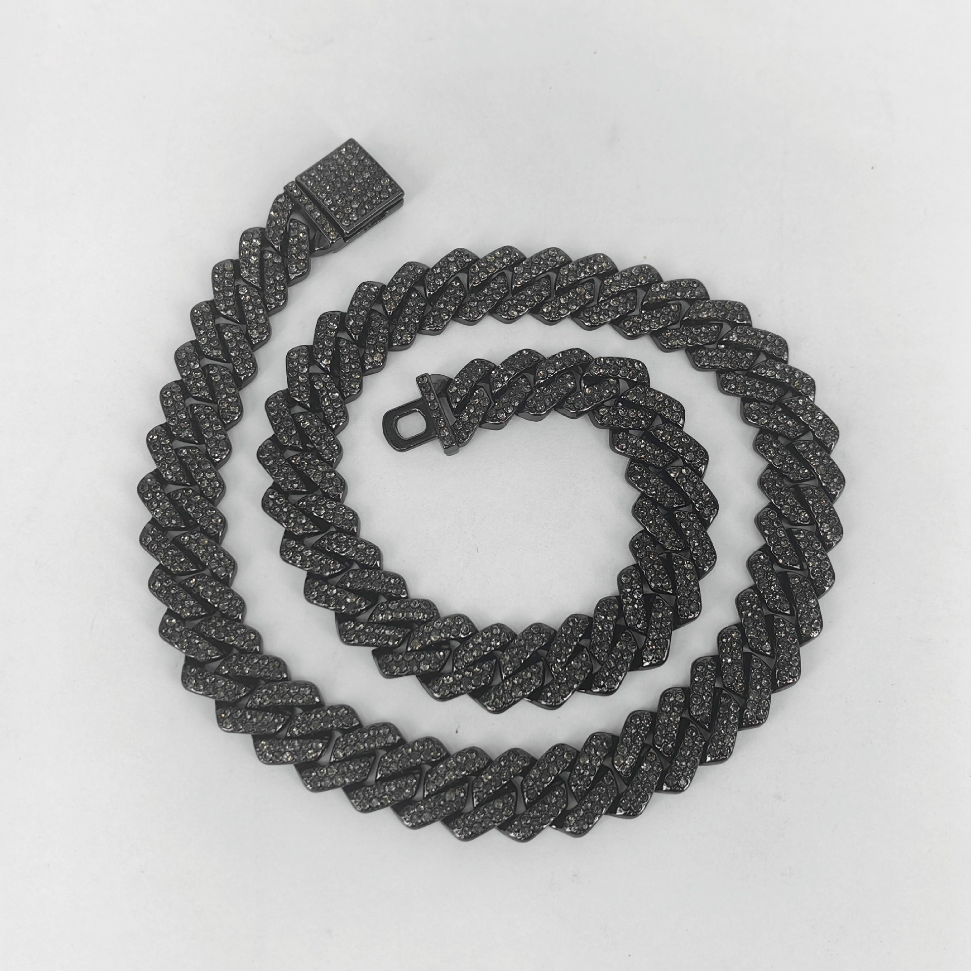 Elegant Multi-Diamond Accents Men's Designer Chain Accessory with Secure Locking Mechanism