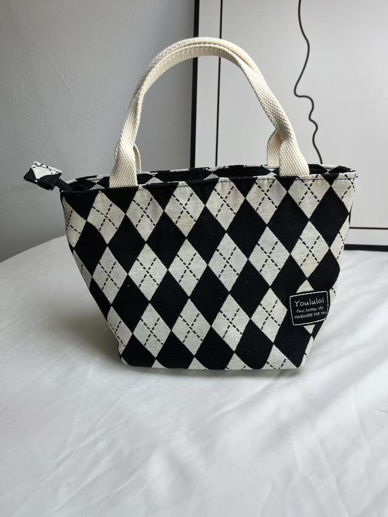 2025S Designer New Commuter Women Handbag Work Small Carrying Rice Box Bento Outdoor Fashion Versatile Simple Miscellaneous Armband Bag