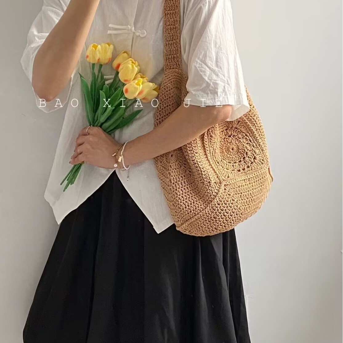 2025S designer high-end sense shoulder large capacity cotton thread new grandmother grid grass woven vacation beach versatile women bag
