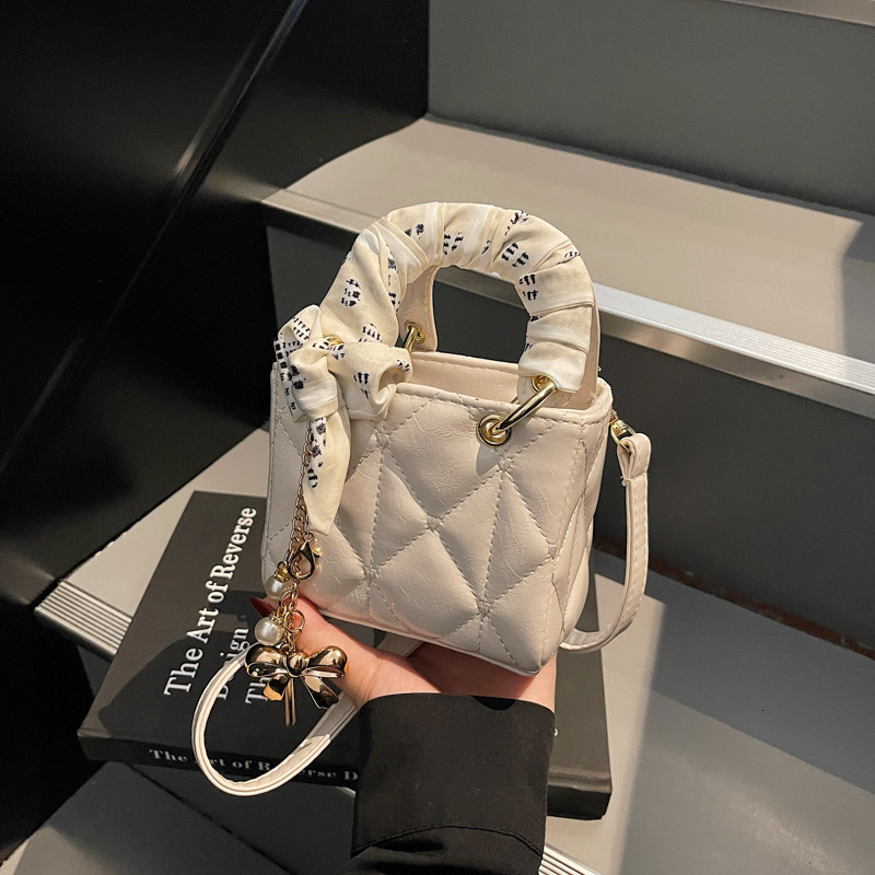 New high-end niche handbag for spring and summer fashionable one shoulder cross shoulder women's fashion designer bag diamond grid shoulder bag c