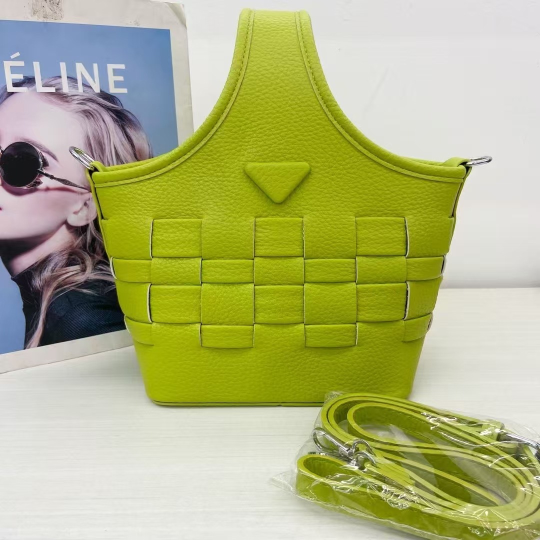 2025S designer French woven niche design handbag vegetable basket high-end sense shoulder crossbody bag bucket bag
