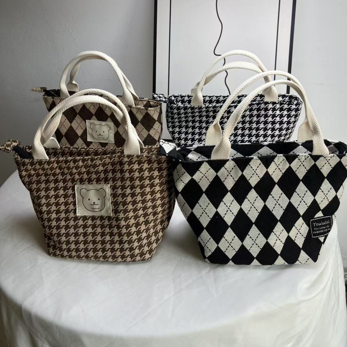 2025S Designer New Commuter Women Handbag Work Small Carrying Rice Box Bento Outdoor Fashion Versatile Simple Miscellaneous Armband Bag